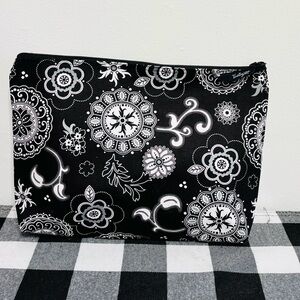 Thirty-One Onxy Medallion Bag Makeup Clutch Cosmetic